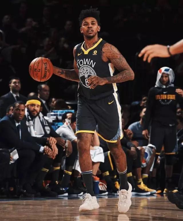 球星连续三次强打成功（球星三度强打告捷）