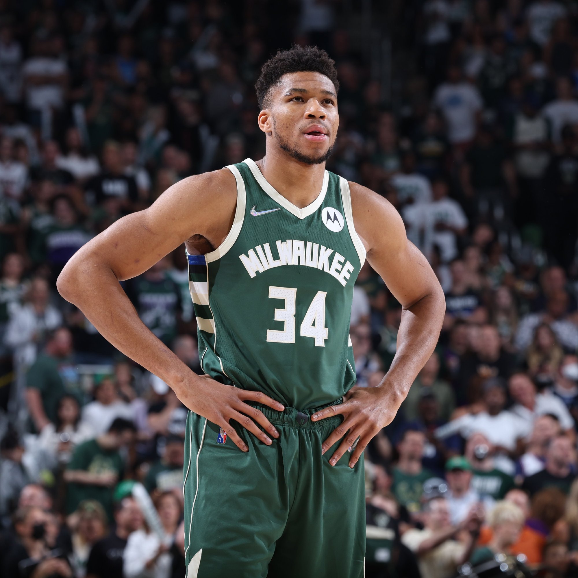 进攻大战！布伦森＆英格拉姆球星对飚，两队首节狂砍74分（火力全开：布伦森与英格拉姆对飙，首节两队合砍74分）