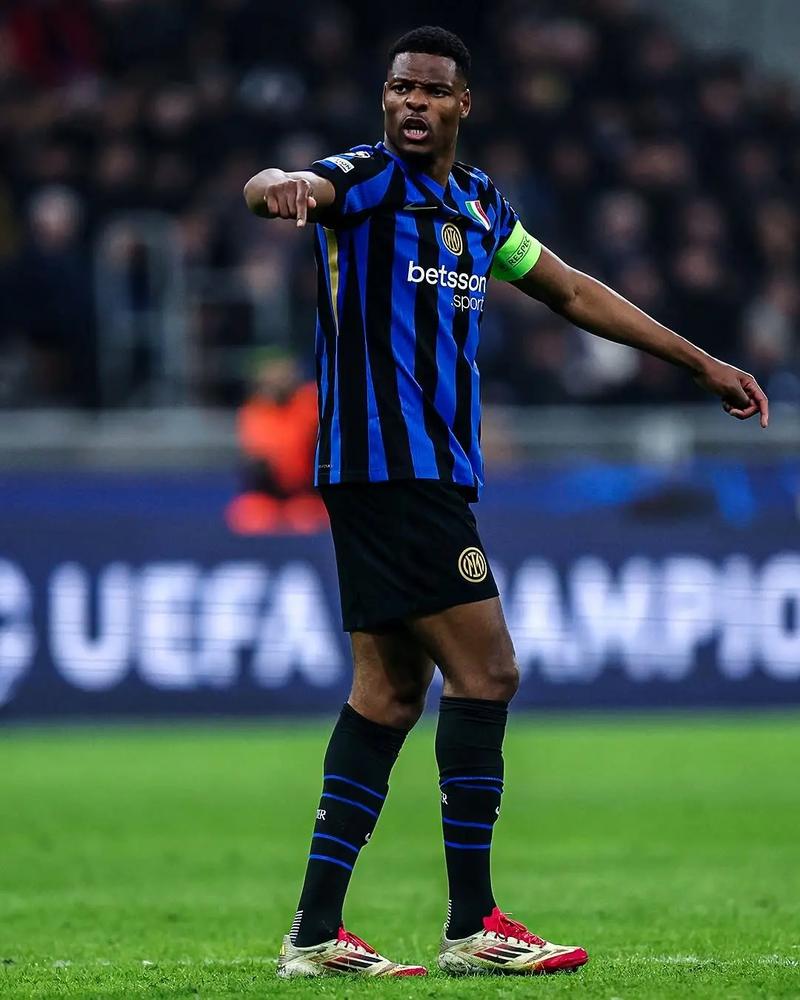 体坛：中足联应成为亚冠保卫战的参与者，联赛政策要给予支持（体坛观点：中足联应主动参与亚冠护航，联赛政策须配套支持）