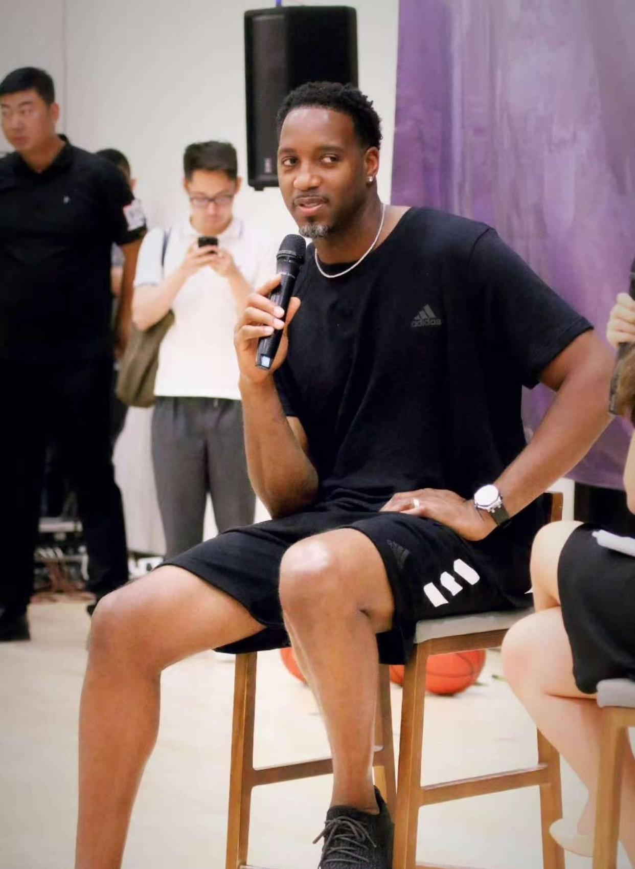 沙特联半场：本泽马破门，吉达联合暂2-0利雅得体育（半场战报：本泽马进球，吉达联合2-0领先利雅得体育）