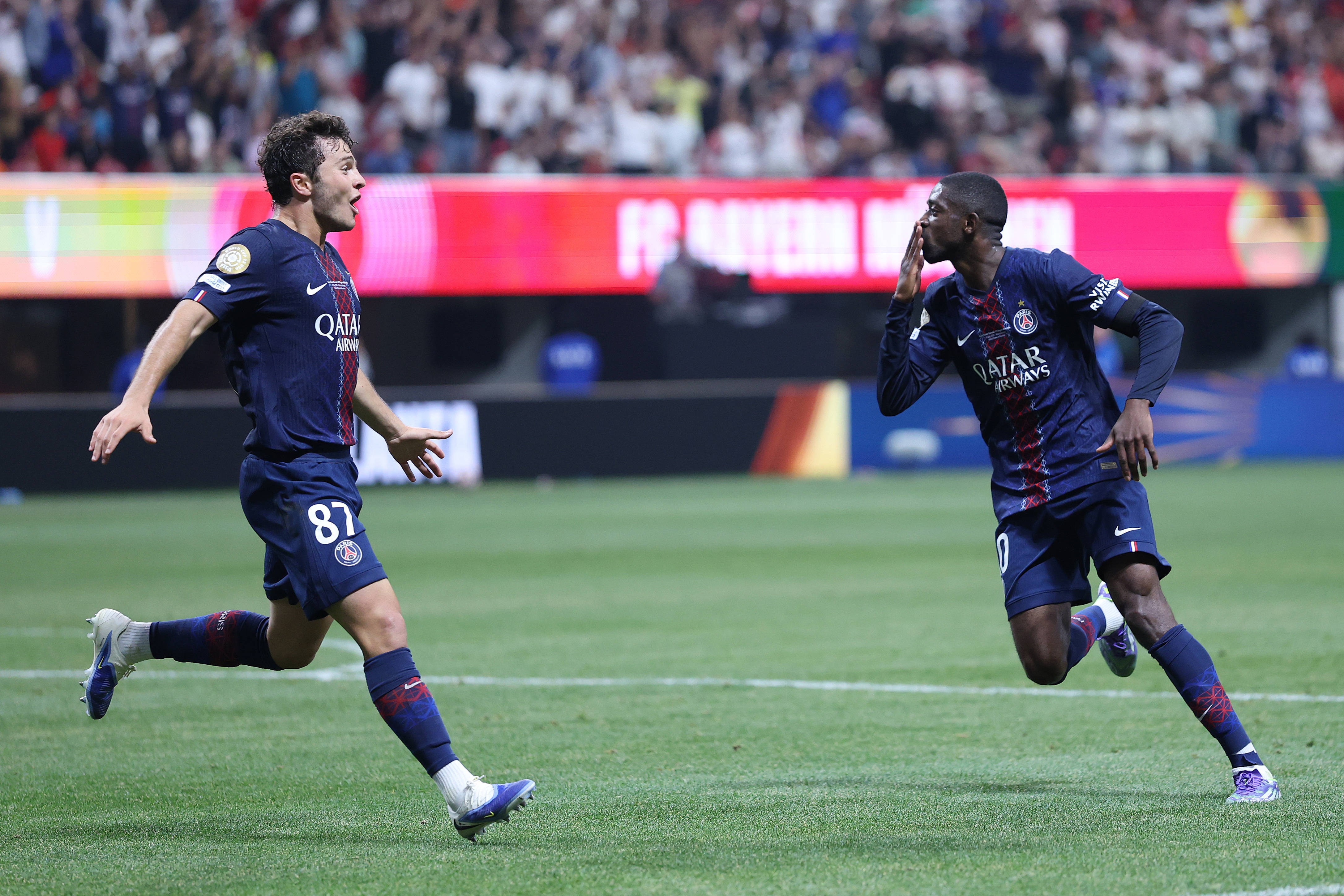 詹姆斯关键时刻统治比赛再次证明传奇无双（关键时刻詹姆斯接管全场，再度彰显传奇无双）