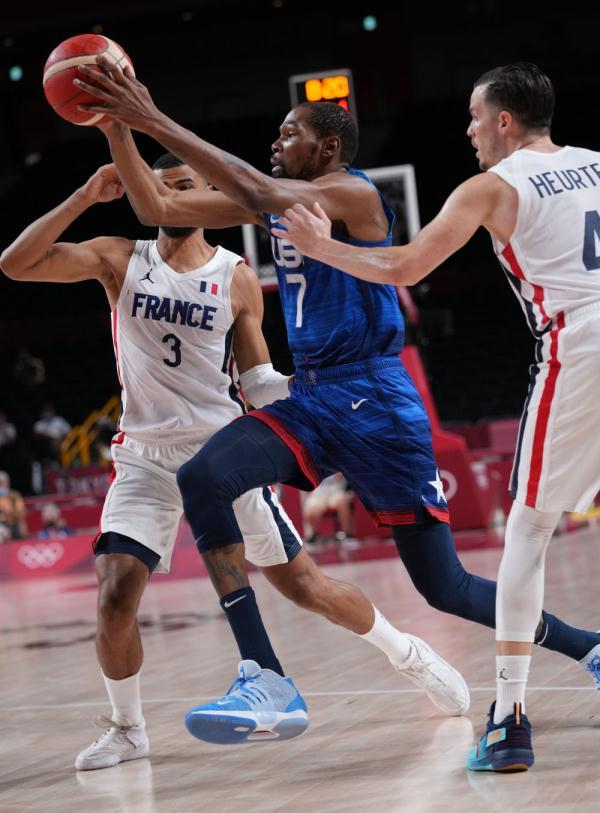 对轰！火箭谢泼德漂移中投詹姆斯三分回应 随后谢泼德再回应三分（互飙火力！火箭谢泼德漂移中投，詹姆斯三分回击，谢泼德再度三分回应）