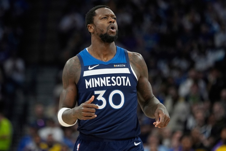 英超联赛：狼队七连败接受现实，曼彻斯特联继续沉沦（英超：狼队苦吞七连败，曼联颓势难止）