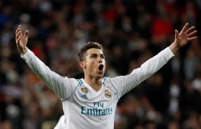 欧文快攻压哨上篮，全场沸腾（欧文压哨快攻上篮引爆全场）