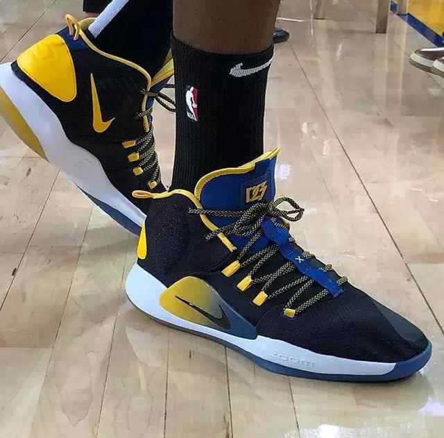 亚历山大在篮球场上展现出了惊人的罚球能力，他的罚球神技已经成为了一种传奇。（亚历山大凭神级罚球技惊四座，传奇之名响彻球场）